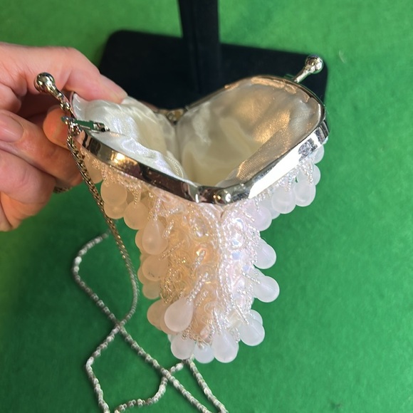 CEM RARE WHITE BEADED KISS-LOCK CLOSURE CROSSBODY CLUTCH - Picture 10 of 16